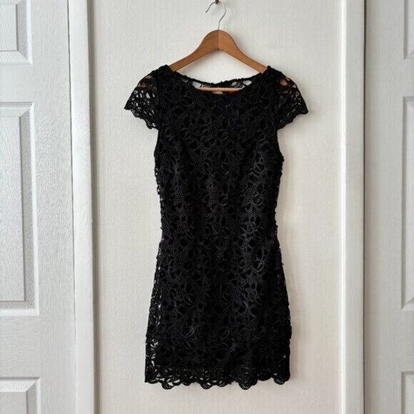 Alice + Olivia Clover Lace Open Back Dress - Picture 4 of 10